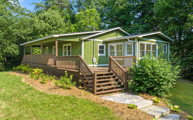 view of front of property with a front lawn