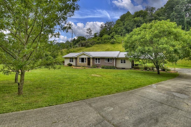 ranch-style home featuring a front lawn