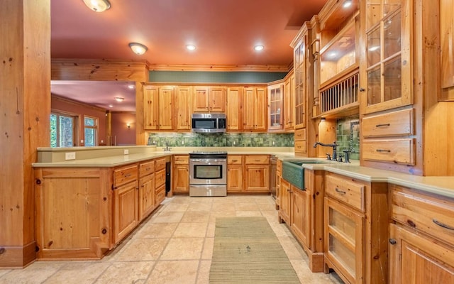 kitchen featuring tasteful backsplash, stainless steel appliances, kitchen peninsula, sink, and light tile flooring