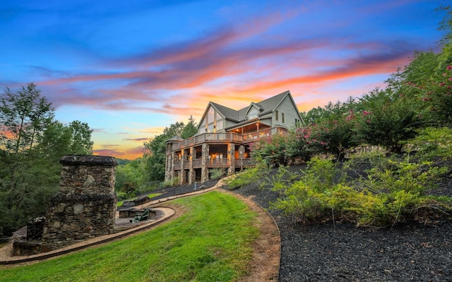 view of yard at dusk