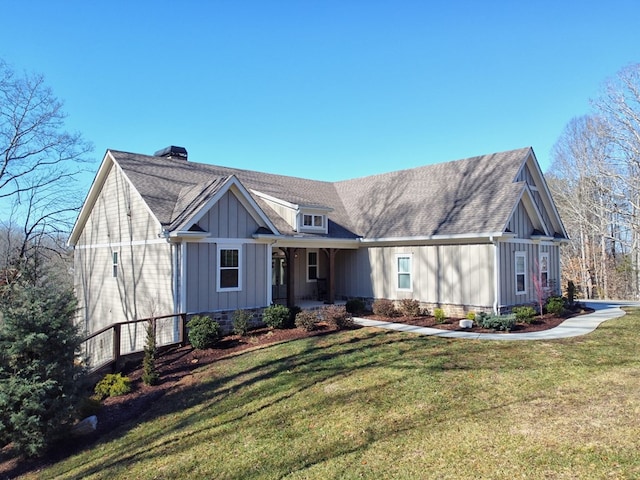 view of front of home featuring a front yard