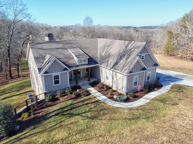 view of front facade featuring a porch and a front lawn