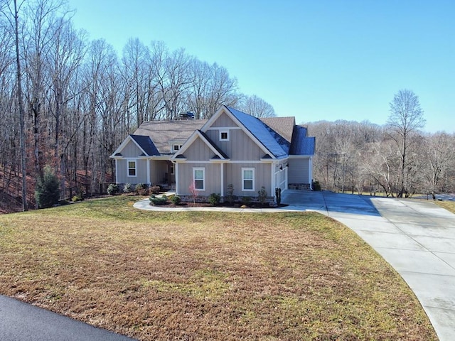 craftsman-style home featuring a front yard