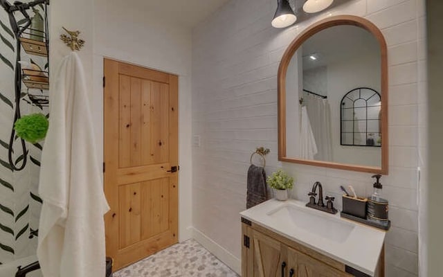 bathroom featuring a shower with curtain and vanity