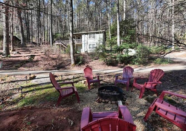 view of yard featuring a fire pit