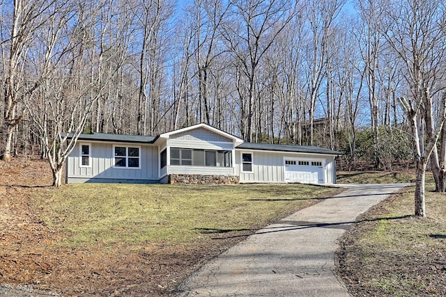 view of front facade featuring a garage and a front yard