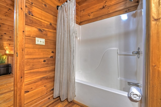 full bath with shower / bathtub combination with curtain