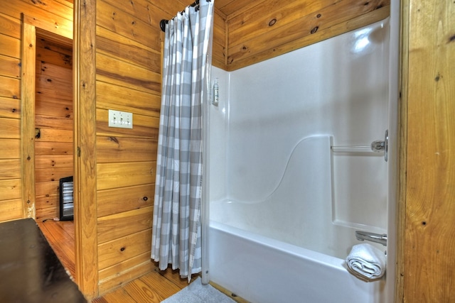 bathroom featuring shower / bath combo