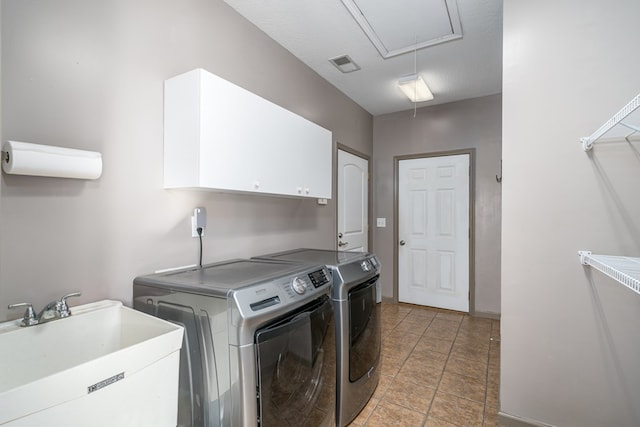 laundry room with cabinets, sink, a textured ceiling, and independent washer and dryer