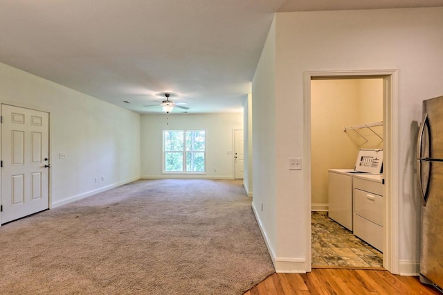 living room featuring washer and dryer, ceiling fan, and light hardwood / wood-style flooring