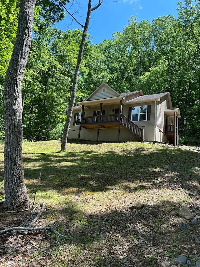 view of front of house with a front lawn