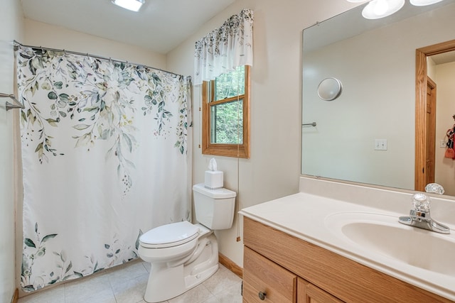 full bath featuring tile patterned flooring, toilet, vanity, baseboards, and a shower with curtain