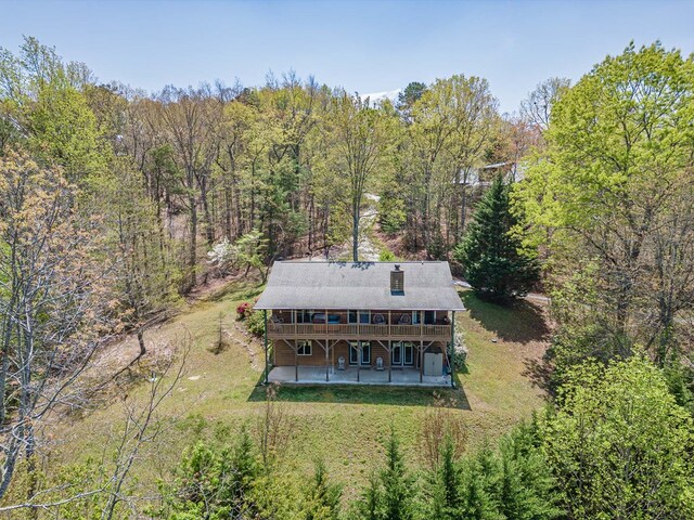 birds eye view of property featuring a forest view