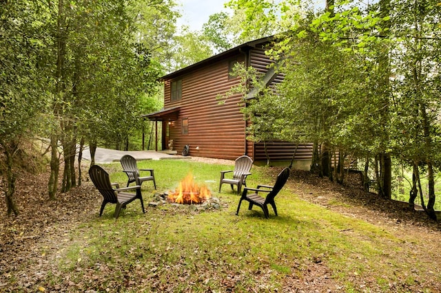 view of yard featuring a fire pit