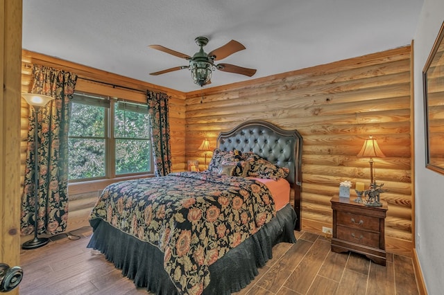 bedroom with hardwood / wood-style floors, a textured ceiling, and ceiling fan