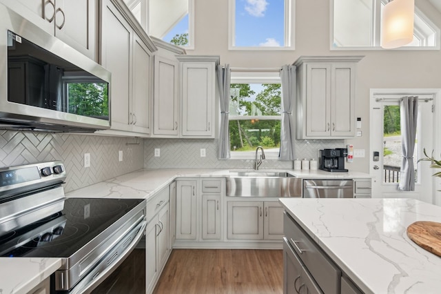 497 S Jakes Landing Way, Ellijay, GA 30540 - kitchen with appliances with stainless steel finishes, a sink, light wood-style flooring, gray cabinets, and tasteful backsplash