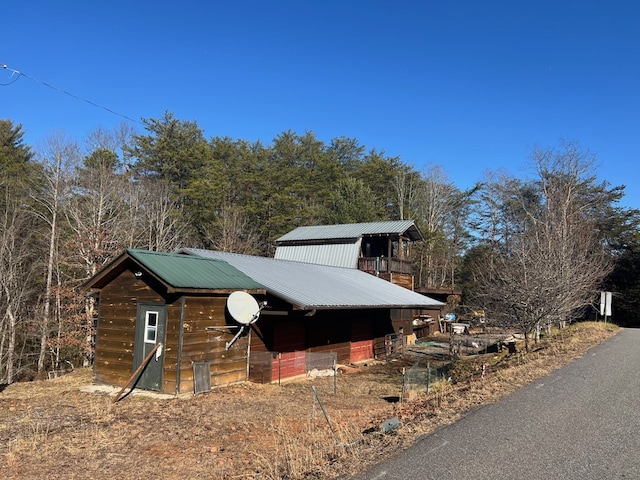 view of side of property with an outdoor structure