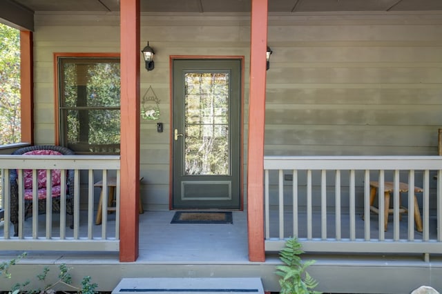 entrance to property featuring a porch