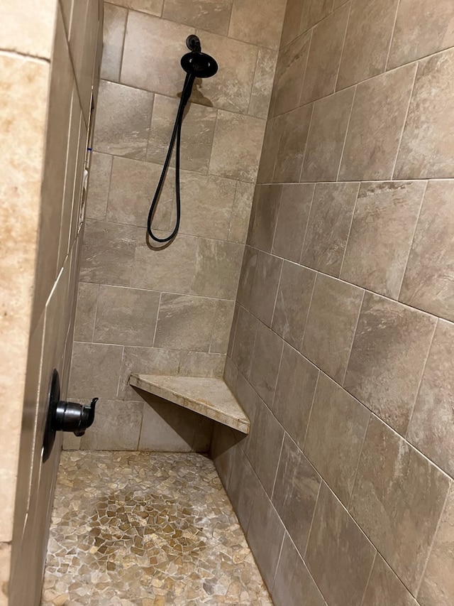 bathroom featuring a tile shower