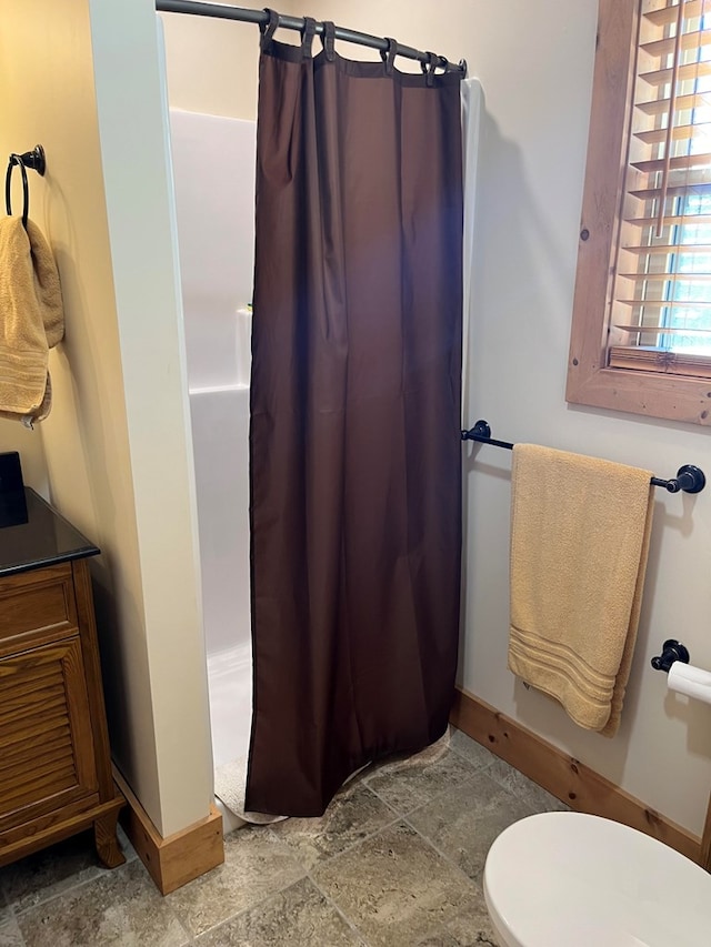 bathroom with toilet, a shower with curtain, and vanity