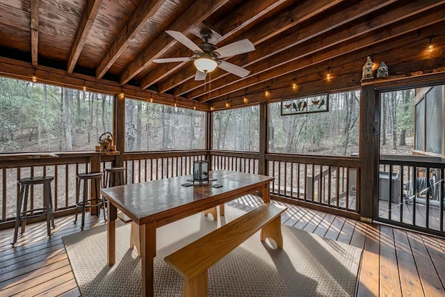 sunroom with ceiling fan