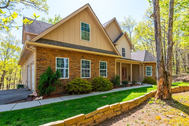 view of front facade with a garage and a front yard