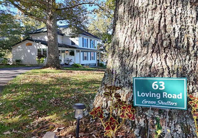 view of front facade featuring a front lawn