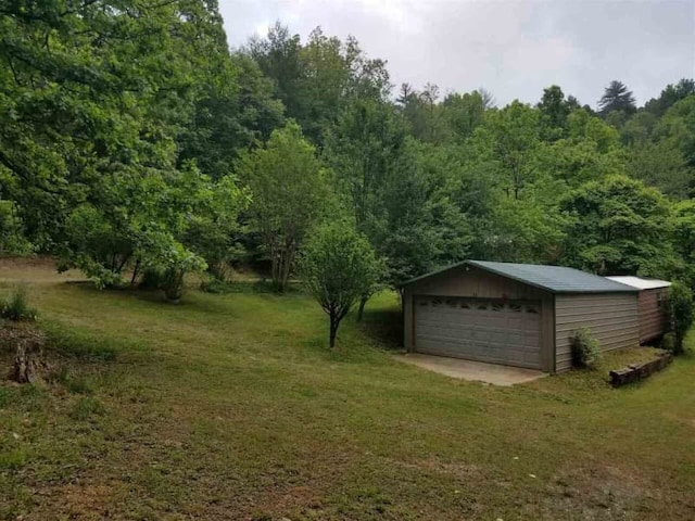 view of yard with a garage and an outdoor structure