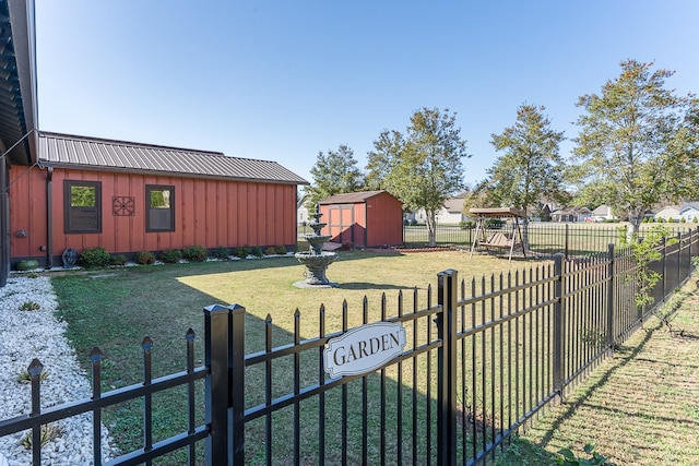 view of yard featuring a shed