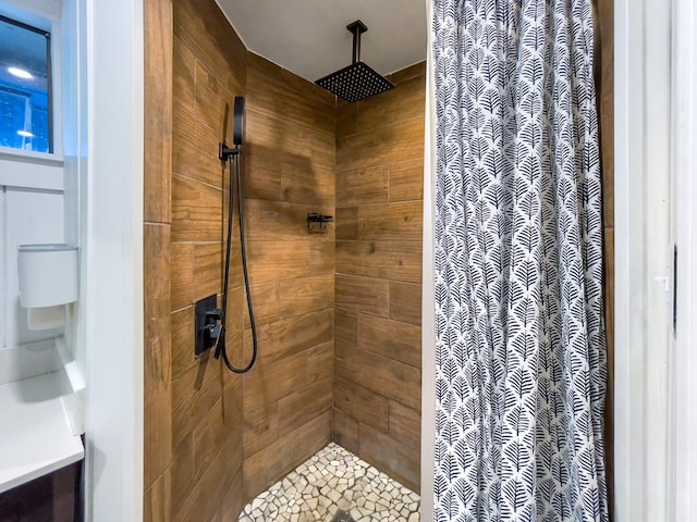 bathroom featuring tiled shower