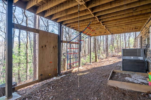 view of yard featuring an outdoor structure