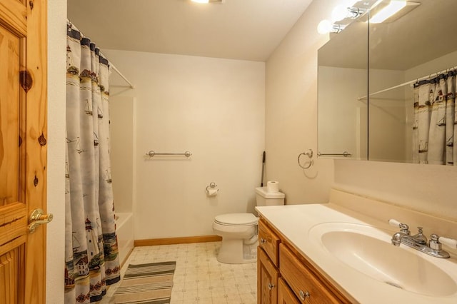 full bath featuring shower / bath combination with curtain, toilet, vanity, baseboards, and tile patterned floors