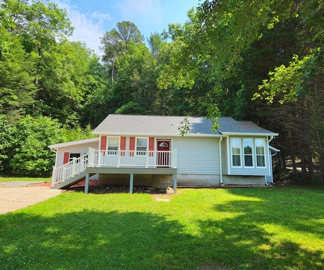 view of front of home featuring a front lawn