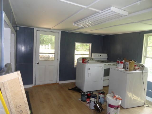 washroom featuring light wood-type flooring and washing machine and clothes dryer