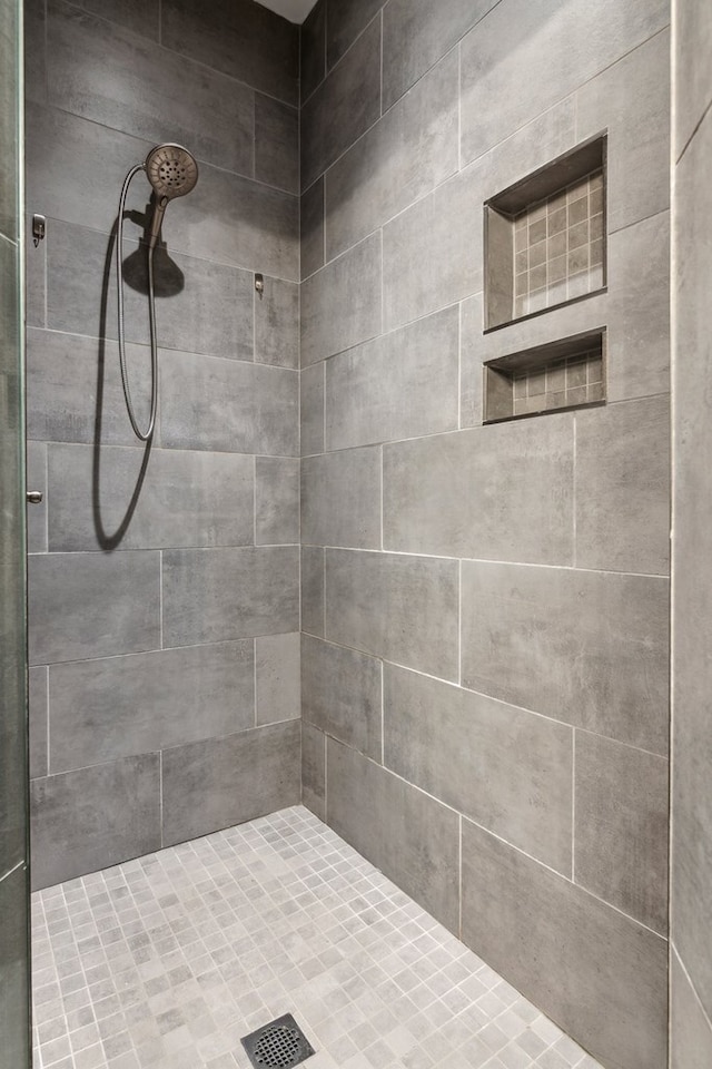 774 Hickory Ridge Dr, Ellijay, GA 30540 - bathroom with a tile shower