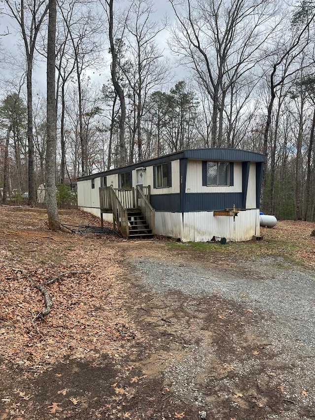 view of front of house with driveway