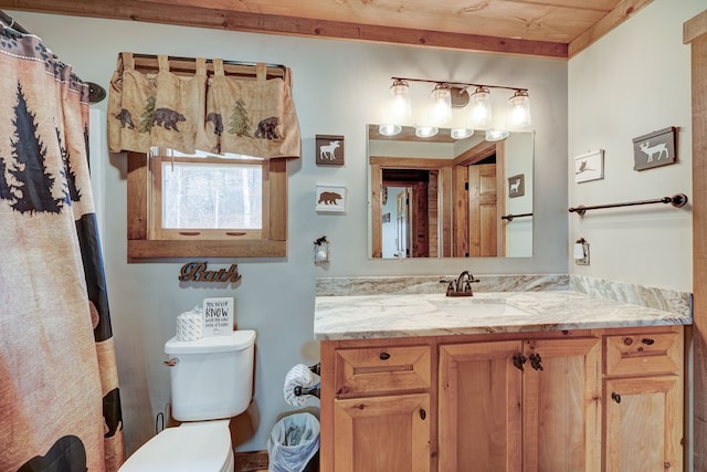 full bath featuring curtained shower, toilet, and vanity