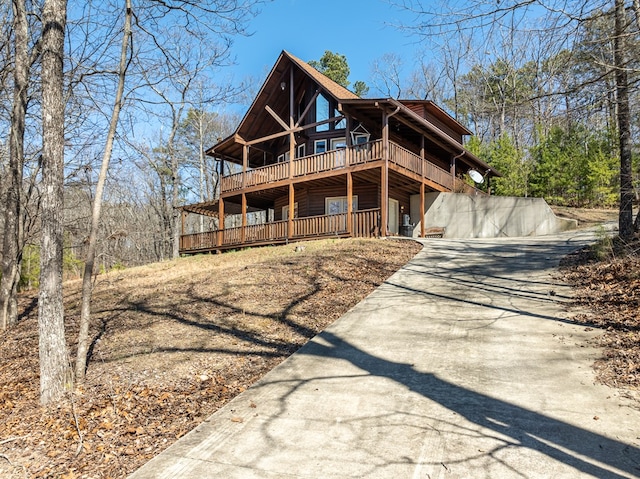 view of front facade featuring driveway