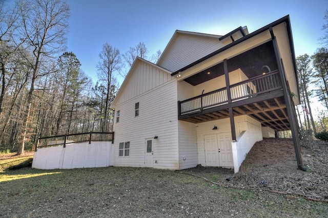 rear view of house featuring a lawn