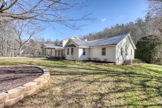 view of front of home featuring a front lawn