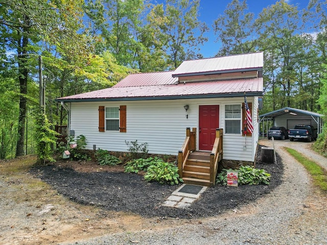 view of front facade featuring a carport