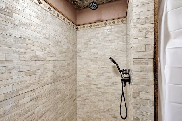 room details featuring tiled shower