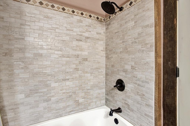 bathroom with tiled shower / bath