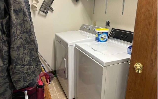 laundry room featuring light tile patterned floors and independent washer and dryer