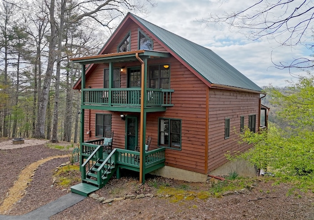 view of front of property featuring a balcony