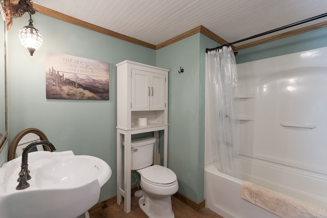 full bath featuring crown molding, wood finished floors, a sink, toilet, and shower / tub combo with curtain