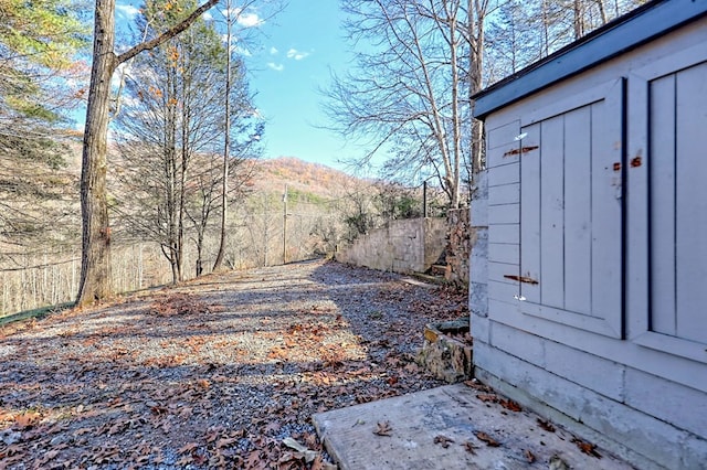 view of yard featuring a mountain view