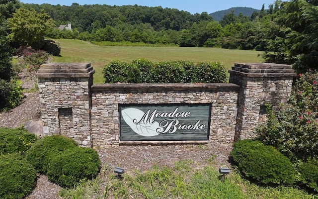 community / neighborhood sign with a yard