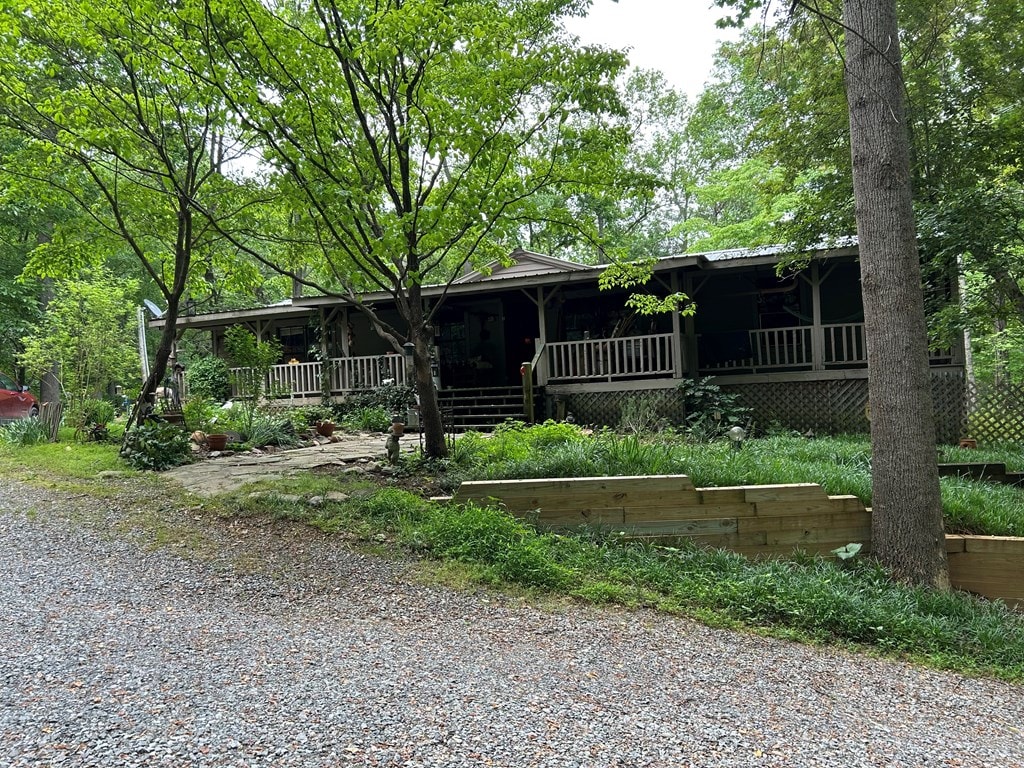 view of front of property featuring a porch