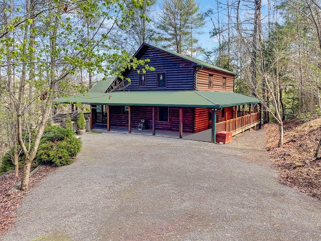 view of front of house featuring a porch and gravel driveway